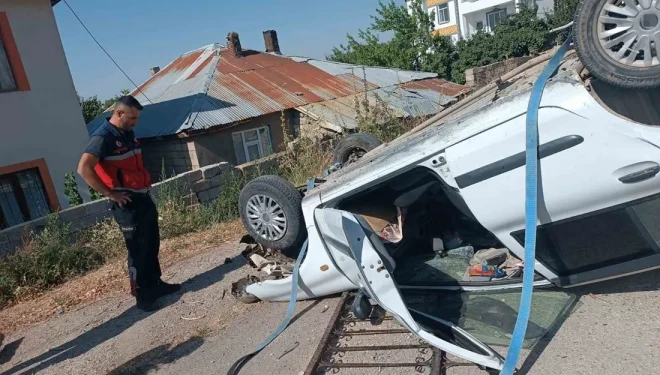 Van’da otomobil istinat duvarından düştü; 1 yaralı
