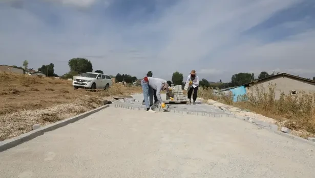 Tuşba’da kırsalda parke, merkezde asfalt çalışması