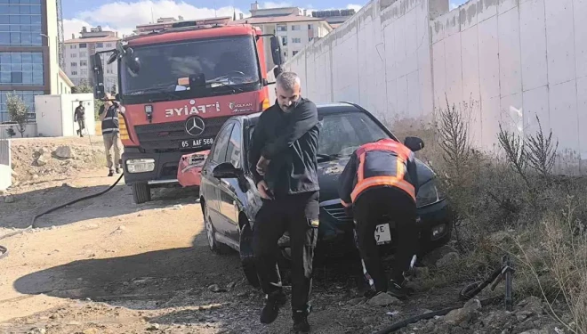 Van’da park halindeki otomobilde yangın