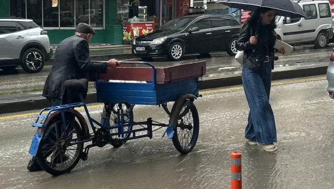 Van’da sağanak vatandaşı hazırlıksız yakaladı