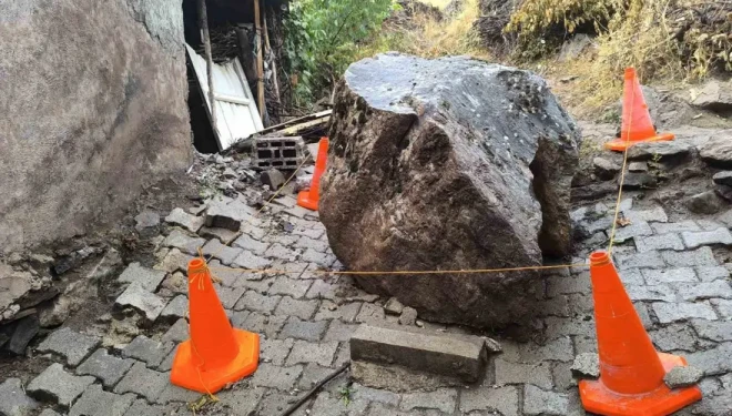 Çatak’ta evin üzerine kaya düştü