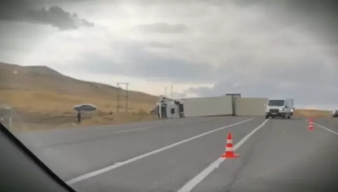 Van’da devrilen tırın sürücüsü yaralandı