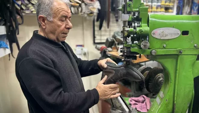 Van’da yağışlı ve soğuk hava ayakkabı tamircilerinin işlerini artırdı