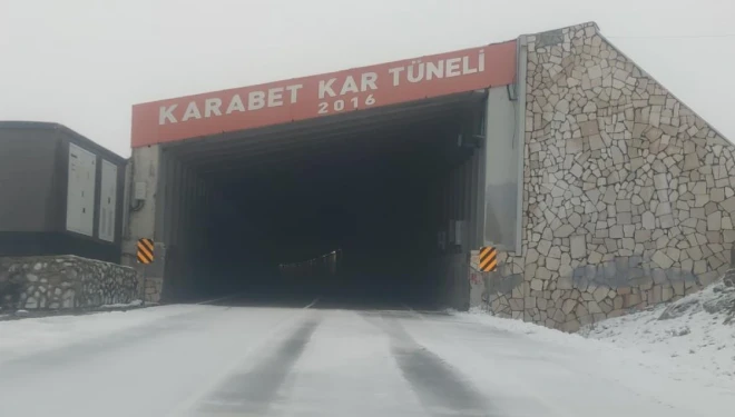 Karabet Geçidi’nde mevsimin ilk karı yağdı