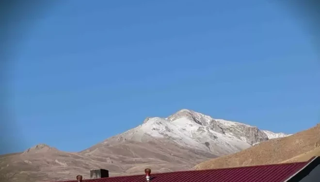 Başkale’de yüksek kesimlere kar yağdı