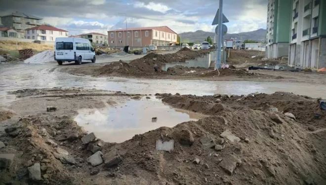Van’da öğrencilerin okul yolunda çamur çilesi