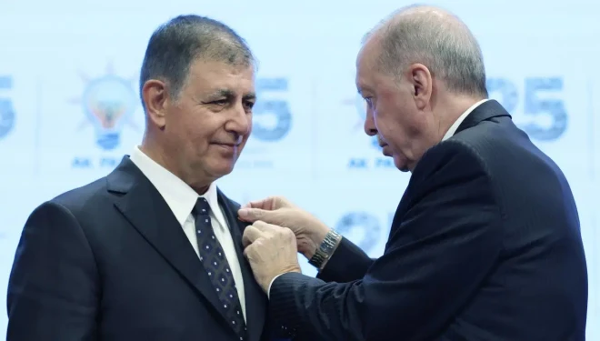 Cemil Tugay, resmen AK Parti'ye katıldı: Rozetini Erdoğan taktı