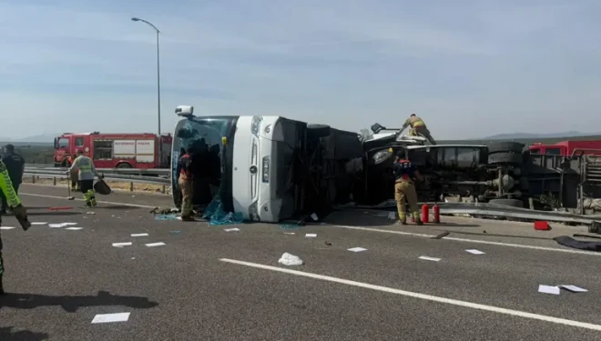 Tur otobüsü ve TIR'ın çarpıştığı kazada 11 ölü, 27 yaralı