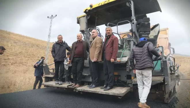 Başkale’de 10 kilometrelik asfalt çalışmaları tüm hızıyla sürüyor