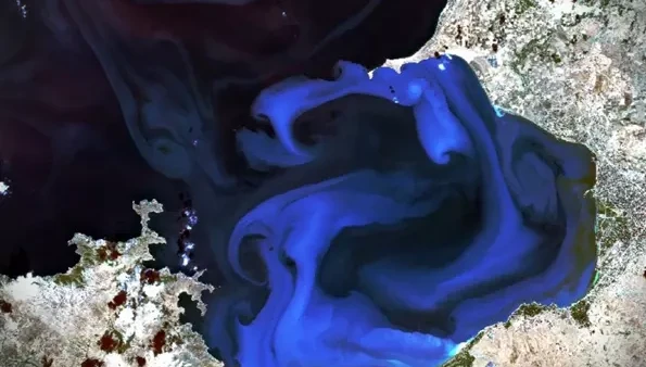 Van Gölü’nün uzaydan görünen ebru sanatı büyüledi