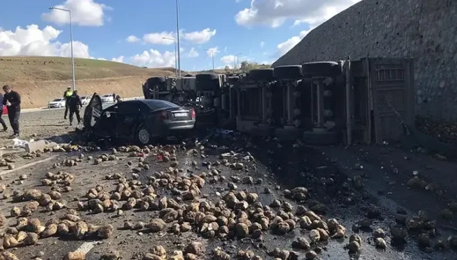 Pancar yüklü TIR ile otomobil çarpıştı: 4 ölü, 1 yaralı