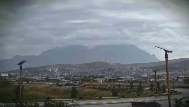 Van’da beyaz zirveler ile gölün maviliği aynı karede buluştu