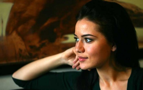 Fahriye Evcen Yeni filminde türkü söyledi