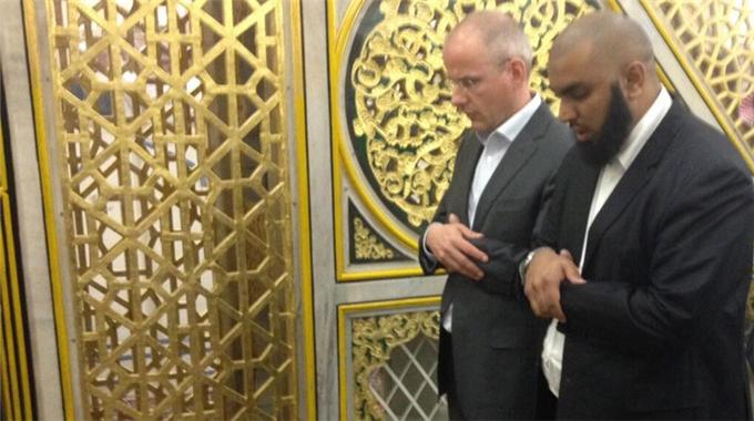 Hollandalı  siyasetçi gözyaşlarını tutamadı