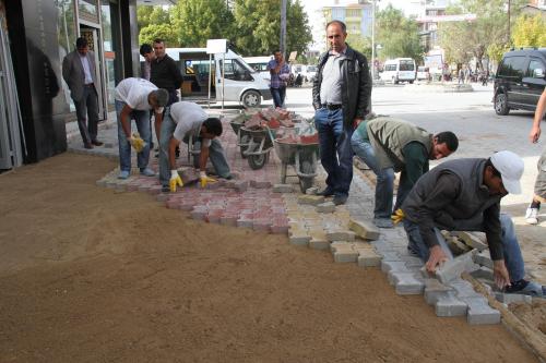 Muradiye Belediyesi Kalıdırımları Yeniliyor