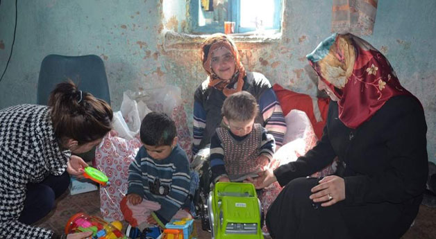 Özalp Kaymakamlığı Ve Özalp Aile Kültür Merkezi Cam Ailesine Yardım Eli Uzattı