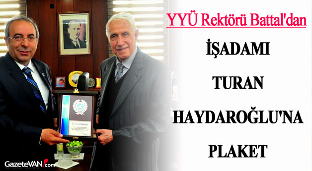 Peyami Battal'dan İşadamı Turan Haydaroğlu'na Plaket