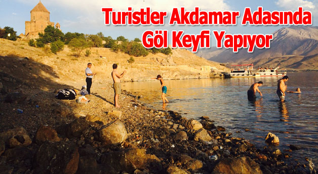Turistler Akdamar Adasında Göl Keyfi Yapıyor