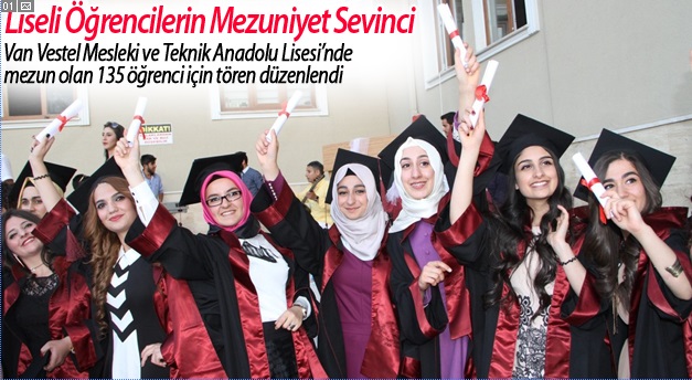 Liseli Öğrencilerin Mezuniyet Sevinci