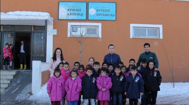 Başkale'deki 600 Öğrenciye Mont Yardımı
