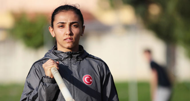 Demet Parlak, kadınlar sırık atlama Türkiye rekoru kırdı