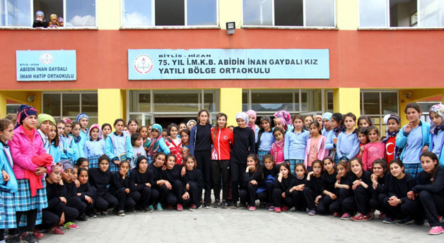 Hizan'da yatılı bölge okulu öğrencileri yeni eşofmanlarına kavuştu