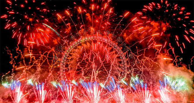 Londra yeni yıla muhteşem havai fişek gösterisiyle girdi