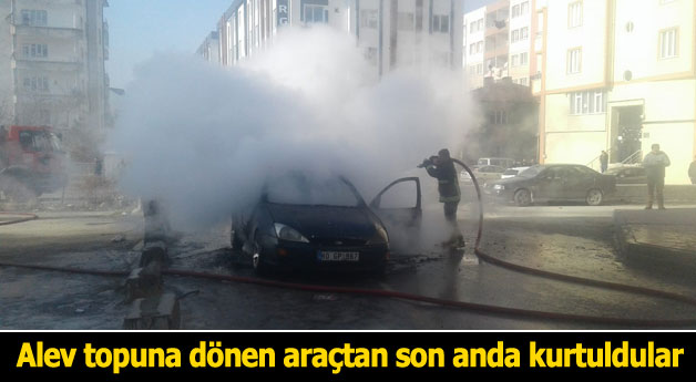 Alev topuna dönen araçtan son anda kurtuldular