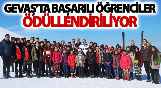 Gevaş’ta başarılı öğrenciler ödüllendiriliyor