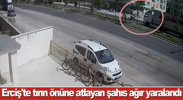 Erciş'te tırın önüne atlayan şahıs ağır yaralandı