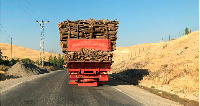 Siirt'te yük dolu kamyonun tehlikeli yolculuğu