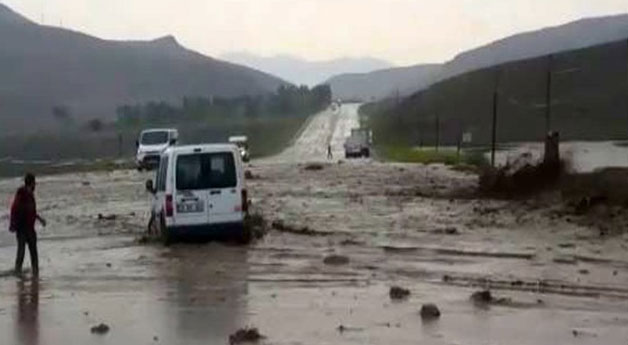 Van-Özalp kara yolu selden dolayı ulaşıma kapandı