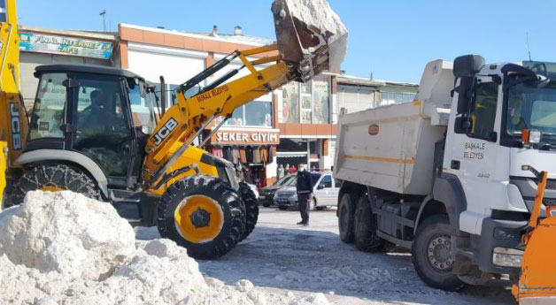 Başkale Belediyesi kamyonlarla kar taşıyor