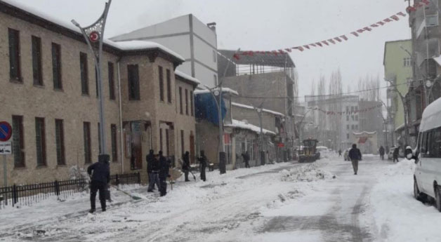 Büyükler kar temizledi, çocuklar kızak kayarak eğlendi