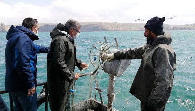 Vali Bilmez, yasak öncesi balıkçılar ile gölden son ağları çekti