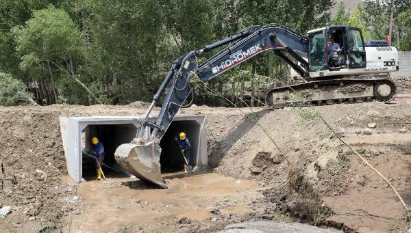 Van'da selden etkilenen mahallelerde çalışma başlatıldı (VİDEO)