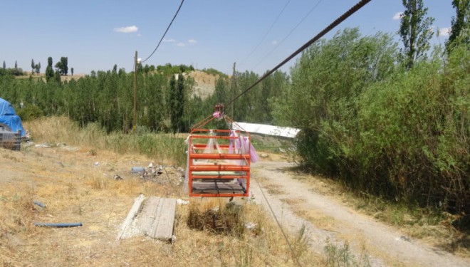 Vanlı çiftçinin kurduğu teleferik ilgi odağı oldu