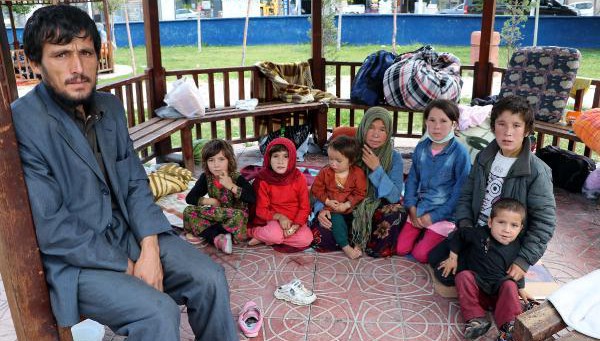Afgan göçmenler parklarda yatıp kalkıyor!