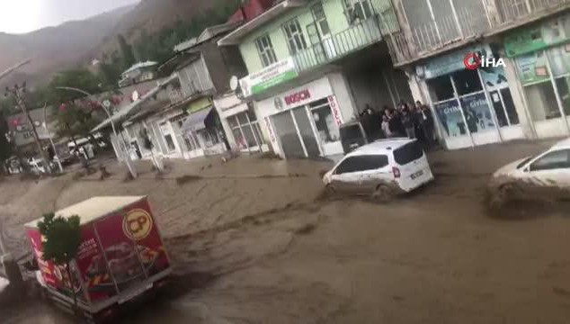 Sel suları otomobili sürükledi (VİDEO)