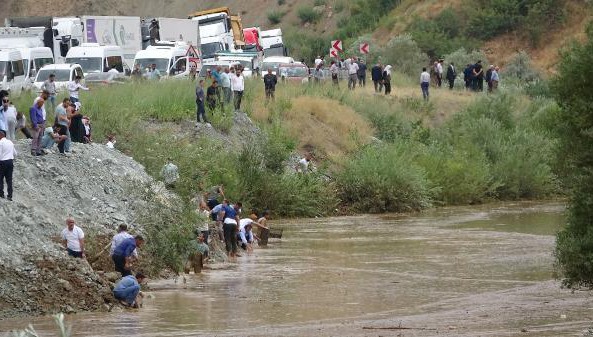 Van-Hakkari Karayolu'ndaki Zap Suyu Taştı!