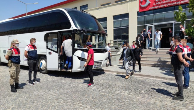 Türkiye'ye kaçak girenler sınır dışı ediliyor