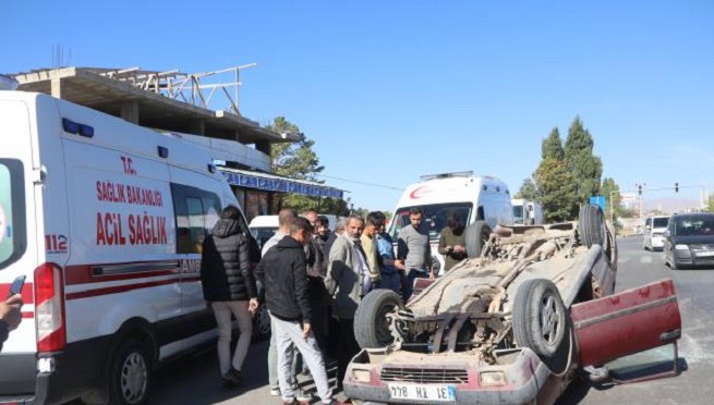 Erciş'te otomobiller çarpıştı: 8 yaralı