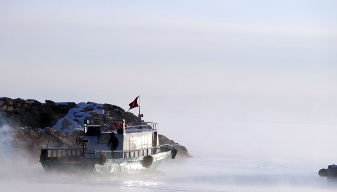 Balıkçılar, Kısmen Donan Van Gölü'ne Buzları Kırarak Açıldı (VİDEO)