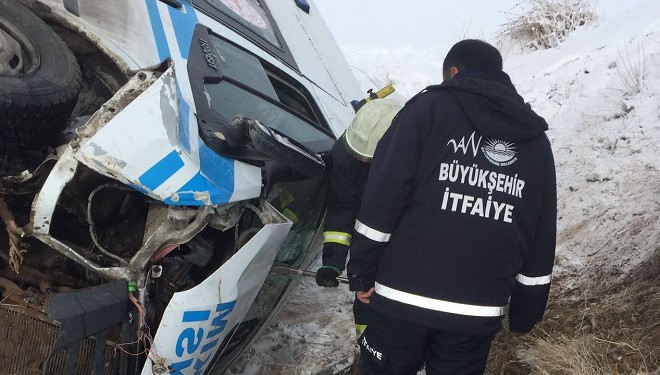 Hasta taşıyan ambulans yan yattı: 5 yaralı!