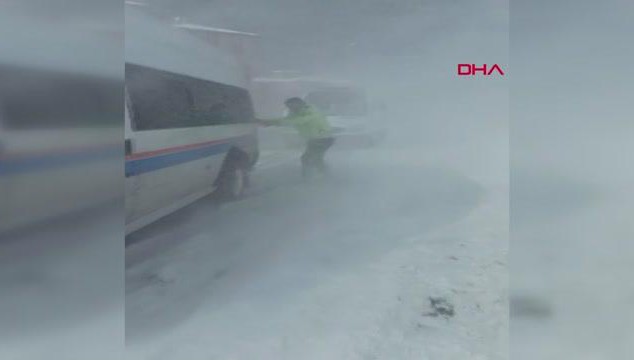 Van'da trafik polisinin zor anları kamerada (VİDEO)