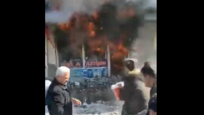 Van'ın Erciş ilçesi'nde bir işyeri alev alev yandı! (VİDEO)