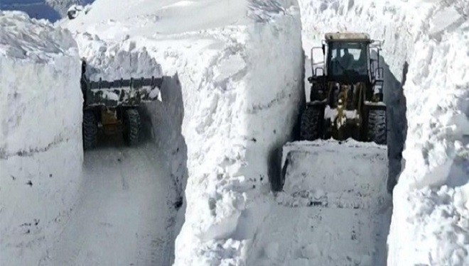 Bahçesaray'da 6 metre karda ekiplerin zorlu mücadelesi!