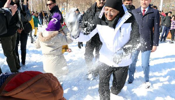 Van'da "Kar Yürüyüşü ve Kartopu Festivali" düzenlendi