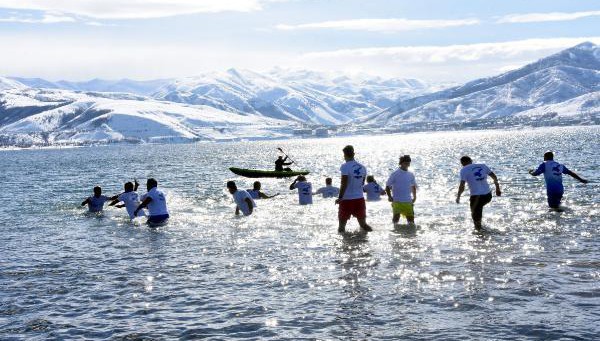 Aktivistler eksi 8 derecede Van Gölü'nde yüzdüler!