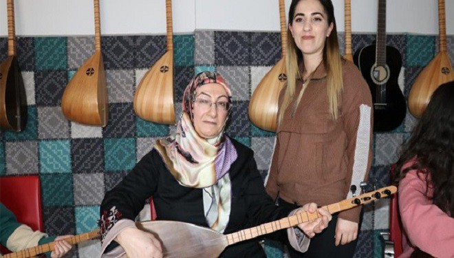 Çocukluk hayalini gerçekleştirmek için bağlama kursuna gidiyor